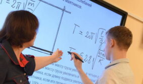 Собянин ввел в курс дела Медведева по работе «Московской электронной школы»