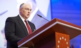 Глава ЕЕК Вячеслав Моше Кантор призвал принимать более строгие меры против антисемитски настроенных футбольных хулиганов