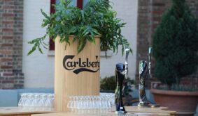 Владимир Познер рассказал о визите на датскую пивоварню Carlsberg в своем новом проекте