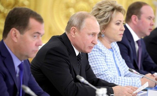 Президент потребовал повысить качество дорог. Решение – добавки из хризотила