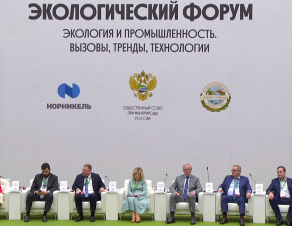 Росприроднадзор наградил участников операций по спасению белых медведей