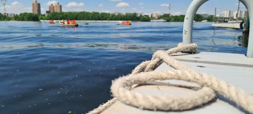 Свыше 100 московских школьников приняли участие в открытии навигации в Морском центре