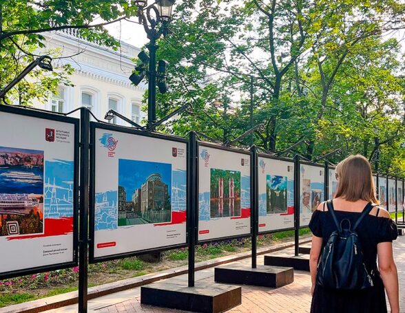 Выставка работ победителей конкурса «Наследие моего района» открылась на Рождественском бульваре